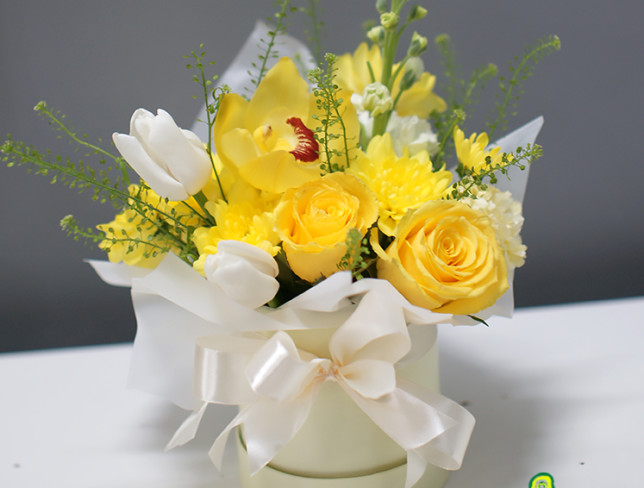 Коробочка с желтыми розами и желтой орхидеей Фото